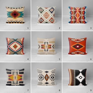 Op de afbeelding: Negen verschillende ontwerpen voor kussens met geometrische patronen in verschillende kleuren, waaronder rood, blauw, geel, zwart en wit. De kussens zijn gerangschikt in een raster op een wit houten oppervlak.