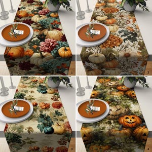 Può includere: Quattro diversi runner da tavolo con temi autunnali e di Halloween. Il primo runner presenta zucche, zucche e foglie autunnali in tonalità di arancione, marrone e verde. Il secondo runner presenta un design simile con un motivo più floreale. Il terzo runner presenta un design più astratto con zucche e zucche in tonalità di arancione, marrone e verde. Il quarto runner presenta un tema di Halloween con zucche e altre immagini inquietanti.
