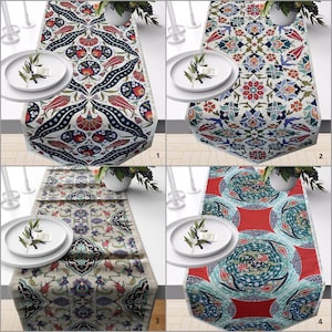 Op de afbeelding: Vier verschillende tafelrunners met ingewikkelde bloemmotieven. De runners zijn beige met blauwe, rode en groene accenten. De patronen zijn geïnspireerd op traditionele Turkse ontwerpen.