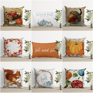 Può includere: Nove diversi design di cuscini decorativi con temi autunnali. I cuscini presentano immagini di zucche, ghiande, scoiattoli e foglie autunnali. Alcuni cuscini hanno testo che dice "Happy Fall", "Fall Sweet Fall" e "Happy Fall Y'all".
