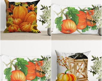 Könnte beinhalten: Vier verschiedene Kissenbezug-Designs mit Kürbissen. Das erste Kissen hat einen dunklen Hintergrund mit orangefarbenen Kürbissen und Herbstblättern. Das zweite Kissen hat einen weißen Hintergrund mit orangefarbenen Kürbissen an einer Rebe. Das dritte Kissen hat einen weißen Hintergrund mit orangefarbenen Kürbissen an einer Rebe. Das vierte Kissen hat einen weißen Hintergrund mit einer Laterne und orangefarbenen Kürbissen.