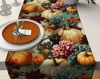 Pode incluir: Um corredor de mesa com fundo creme que apresenta um padrão repetitivo de abóboras, flores e uvas. As abóboras são em tons de laranja, amarelo e branco. As flores são vermelhas, rosas e brancas. As uvas são verdes e roxas.