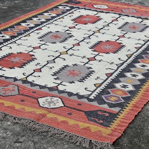 Handwoven Wool Jute Kilim Rug: Bohemian Indian Decor