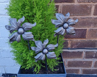 Rusty Metal Lily Garden Flower Ornament - Handmade Garden Art