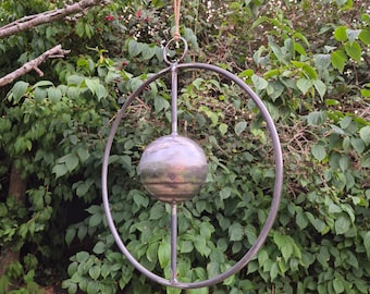Anillo colgante de esfera de metal rústico: Adorno para árbol, hecho a mano