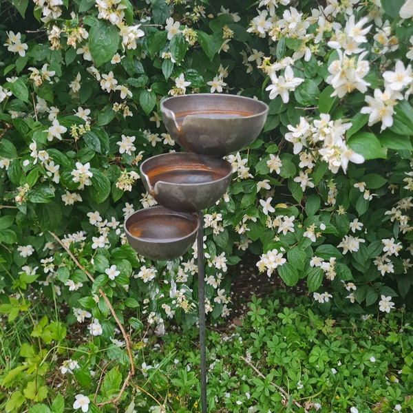 Cascada con colector de lluvia: fuente de agua rústica para jardín, adorno de metal