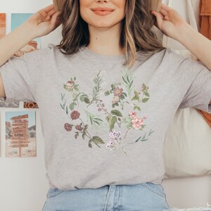 Vintage flower Tshirt, Cottagecore boho wildflower, Floral Tee for women, botanical garden, fairy core, pressed flower, minimalist aesthetic
