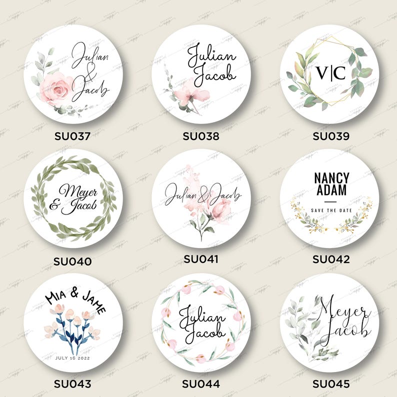 Op de afbeelding: Een set van 10 ronde bruiloftfavorieten stickers met verschillende bloemenontwerpen en namen. De stickers hebben een witte achtergrond met groene en roze bloemenillustraties en tekst. De tekst bevat namen zoals "Julian & Jacob", "Meyer & Jacob", "Mia & Jame" en "Nancy Adam".
