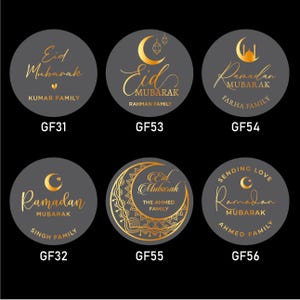 Peut inclure: Six autocollants ronds, gris, décoratifs avec des lettres et des motifs dorés. Les autocollants présentent différents messages de Ramadan et d'Eid Mubarak avec des noms de famille. Les autocollants sont étiquetés avec les codes GF31, GF32, GF53, GF54, GF55 et GF56.