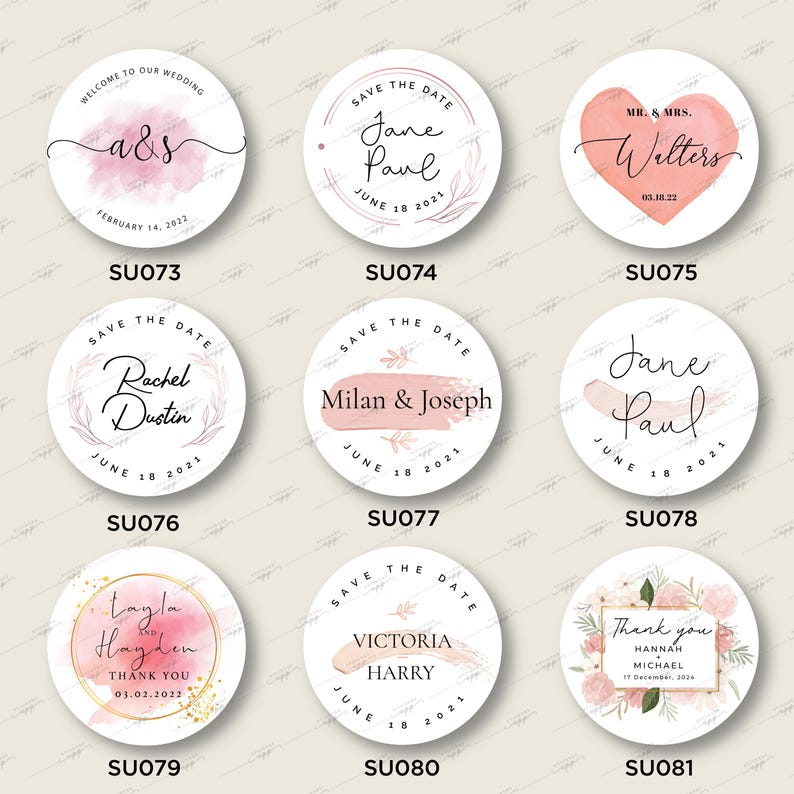 Op de afbeelding: Tien ronde huwelijkstickers met verschillende ontwerpen. De stickers hebben aquarel achtergronden, bloemenillustraties en tekst zoals "Save the Date", "Welkom op onze bruiloft" en "Bedankt".