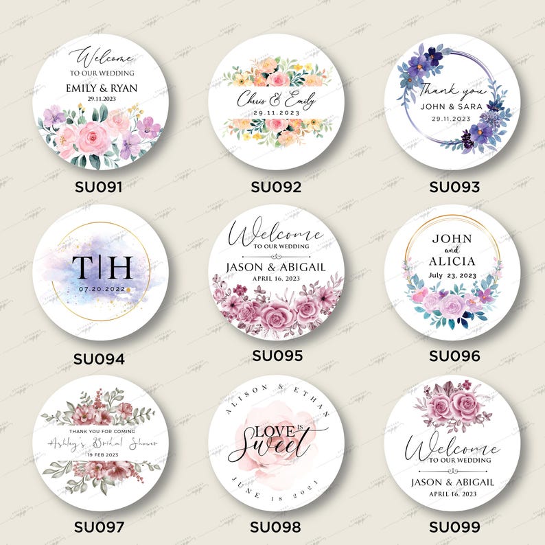 Op de afbeelding: Negen ronde stickers voor bruiloften of bruidsdouches met bloemmotieven. De stickers bevatten verschillende teksten, waaronder "Welkom op onze bruiloft", "Bedankt", "Liefde is zoet" en "Ashleys bruidsdouche".