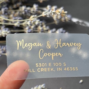 Peut inclure: Carte de sauvegarde de la date de mariage en plastique transparent avec inscription dorée. La carte indique "Megan & Harvey Cooper" et "5301 E 100 S MILL CREEK, IN 46365".