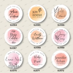 Op de afbeelding: Negen ronde save-the-date-kaarten met aquarel achtergronden in roze en oranje tinten. Elke kaart heeft een bloemmotief en de namen van het paar en hun trouwdatum.