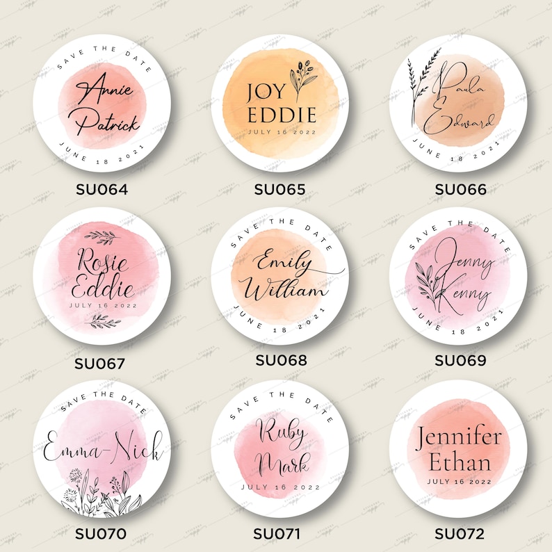Op de afbeelding: Negen ronde save-the-date-kaarten met aquarel achtergronden in roze en oranje tinten. Elke kaart heeft een bloemmotief en de namen van het paar en hun trouwdatum.