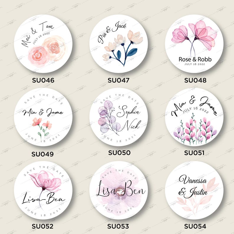 Op de afbeelding: Set van 10 ronde 'Save the Date'-stickers met bloemenmotieven en trouwdetails. De stickers tonen verschillende bloemstukken in roze, paarse en blauwe tinten, met tekst die de namen van de paren, de trouwdatum en de zin 'Save the Date' bevat.