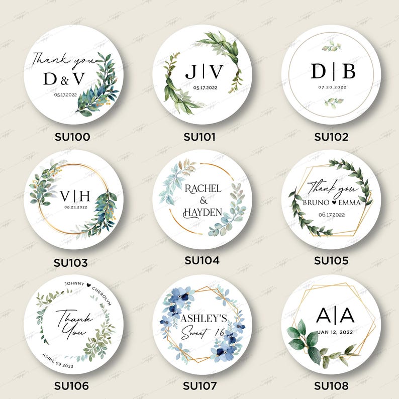 Op de afbeelding: Acht ronde stickers met een witte achtergrond en gouden accenten. Elke sticker heeft een ander ontwerp met groene en blauwe aquarelbladeren en -bloemen. De stickers bevatten tekst zoals "Bedankt", "D & V", "JIV", "DB", "VIH", "Rachel & Hayden", "Bruno Emma", "Ashley's Sweet 16" en "AIA".