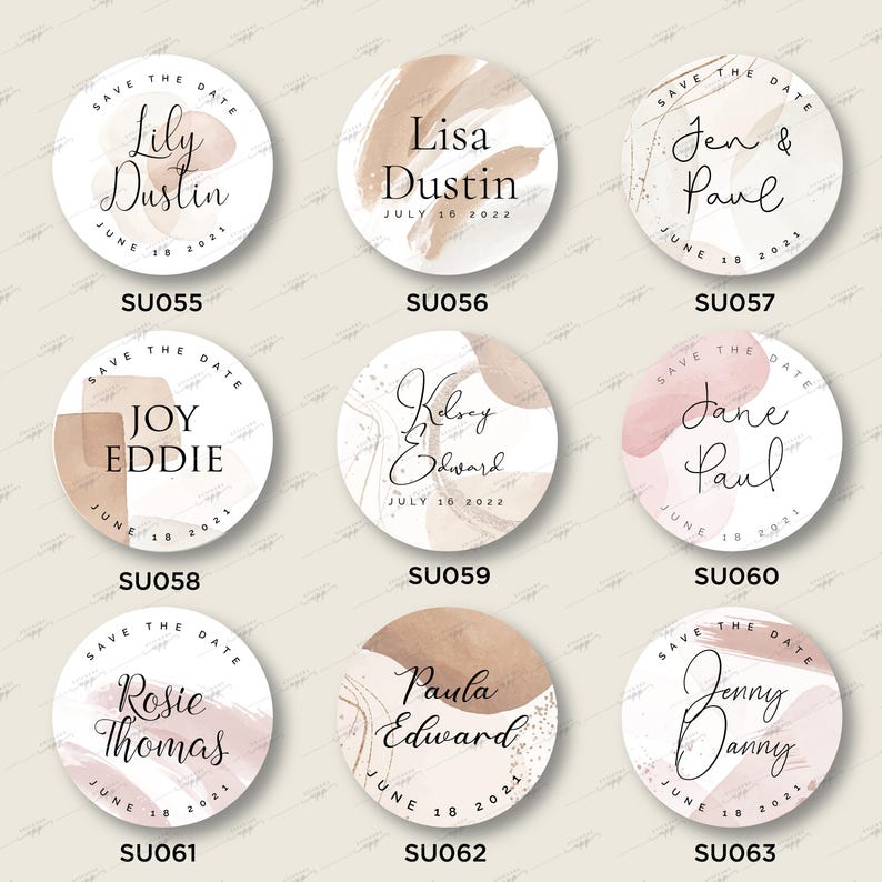 Op de afbeelding: Negen ronde save-the-date kaarten met aquarel achtergronden in roze en bruine tinten. Elke kaart heeft de namen van een stel en de trouwdatum. De kaarten zijn gelabeld met de productcode SU055 tot en met SU063.