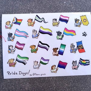 Peut inclure: Une feuille d'autocollants représentant des chiens de dessin animé tenant des drapeaux arc-en-ciel. Les drapeaux incluent l'arc-en-ciel, le transgenre, le bisexuel, le pansexuel, l'asexuel, le genderqueer, l'intersexuel, et plus encore. Le texte "Pride Dogs! By @flavv_grintt" est en bas de la feuille.