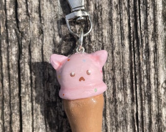 Llavero de gato helado de fresa/encanto de llavero de arcilla hecho a mano