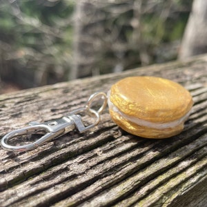 Llavero Macaron dorado/Encanto de llavero de arcilla hecho a mano