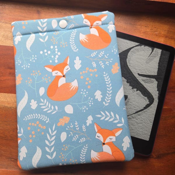 Blue Sleepy Fox Kindle Sleeve: Padded E-reader Case