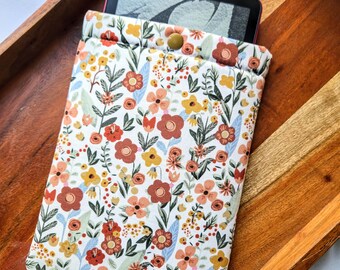 Vintage Flowers Kindle Sleeve: Padded Floral E-reader Case with Snap
