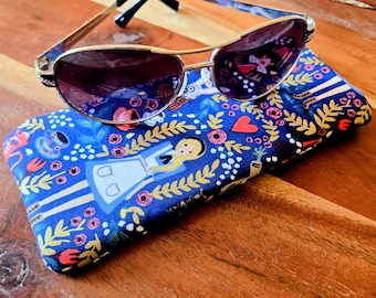 Eyeglass Case: Alice in Wonderland Padded Sunglass Pouch