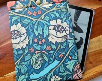 Vintage Craftsman Floral Kindle Paperwhite Sleeve, Green Padded E-reader Case
