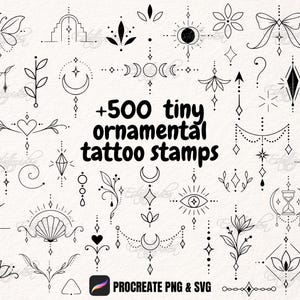 Puede incluir: Una colección de diseños de tatuajes de arte lineal negro con motivos celestiales, florales y geométricos. El texto +500 tiny ornamental tattoo stamps y PROCREATE PNG & SVG está centrado entre varios iconos que incluyen lunas, estrellas y flores.