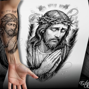 May include: Black and white illustration of Jesus wearing a crown of thorns, with hands clasped in prayer. The image is a tattoo design, with the words "Estattopidea" in cursive script. The design is on a white background.