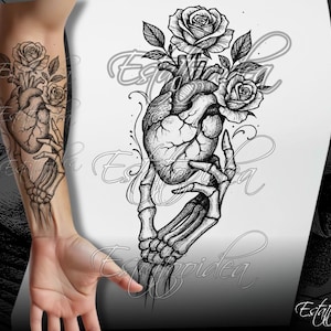 Op de afbeelding: Zwart-wit tattoo ontwerp met een menselijk hart vastgehouden door een skelet hand, met rozen en bladeren. Het ontwerp is gedetailleerd en artistiek, geschikt voor body art. De afbeelding bevat de tekst "Estattopidea".