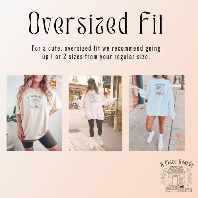 Może przedstawiać: Kremowy t-shirt i biała bluza z napisem "A Place Nearby" i grafiką. Obraz zawiera r&oacute;wnież tekst "Oversized Fit" i "Aby uzyskać uroczy, obszerny kr&oacute;j, zalecamy zwiększenie rozmiaru o 1 lub 2 rozmiary w stosunku do normalnego rozmiaru."