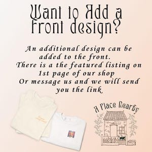 Może przedstawiać: Obraz przedstawia dwie koszulki, jedną kremową i jedną białą, z nadrukami z przodu. Tekst: "Want to Add a Front design?" oraz instrukcje dotyczące dodawania wzoru. Widoczne jest r&oacute;wnież logo sklepu.