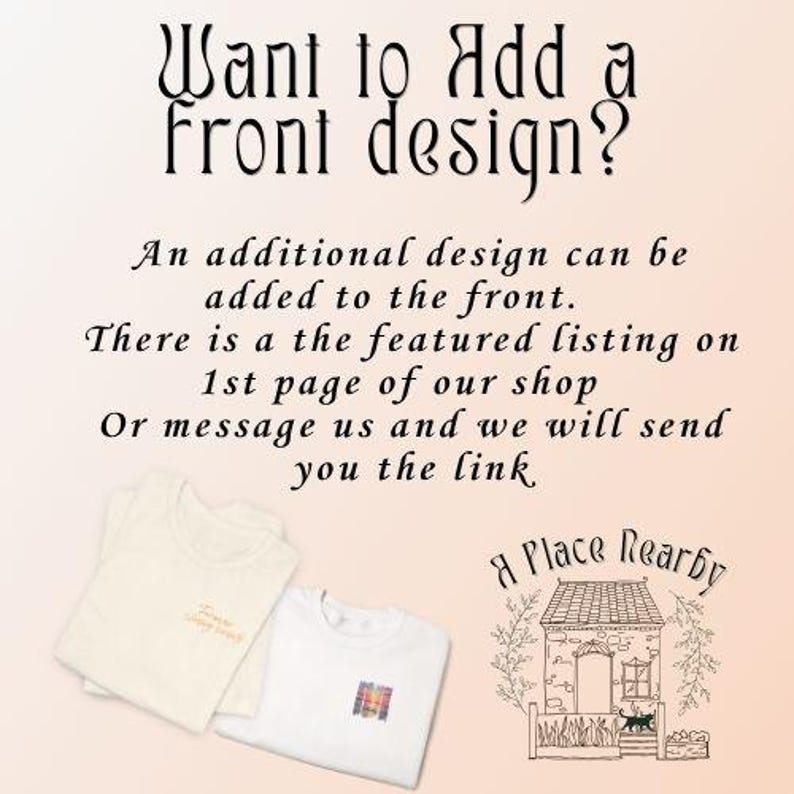 Może przedstawiać: Obraz przedstawia dwie koszulki, jedną kremową i jedną białą, z nadrukami z przodu. Tekst: "Want to Add a Front design?" oraz instrukcje dotyczące dodawania wzoru. Widoczne jest r&oacute;wnież logo sklepu.
