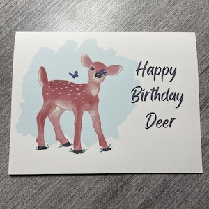 Happy Birthday Herten-wenskaart met ambachtelijke envelop - schattig dier - reekleurig - punny verjaardagskaart - A2-formaat