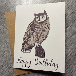 Carte de joyeux anniversaire avec un hibou grand duc et une enveloppe, format A2 4,25 pouces x 5,5 pouces