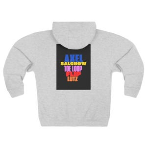 Puede incluir: Una sudadera con capucha gris claro con un rectángulo negro en la espalda. El rectángulo presenta las palabras "AXEL, SALCHOW, TOE LOOP, FLIP, LUTZ" en texto azul, amarillo, rosa, rojo y naranja.