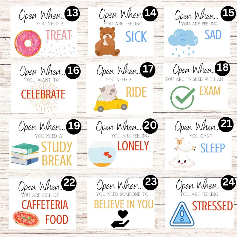 K&ouml;nnte beinhalten: Ein Set aus zw&ouml;lf rechteckigen Karten, nummeriert von 13 bis 24, die jeweils den Text Open When... sowie verschiedene Anl&auml;sse wie YOU NEED A TREAT, YOU ARE FEELING SICK, YOU ARE FEELING SAD, YOU WANT TO CELEBRATE oder YOU NEED A RIDE zeigen.
