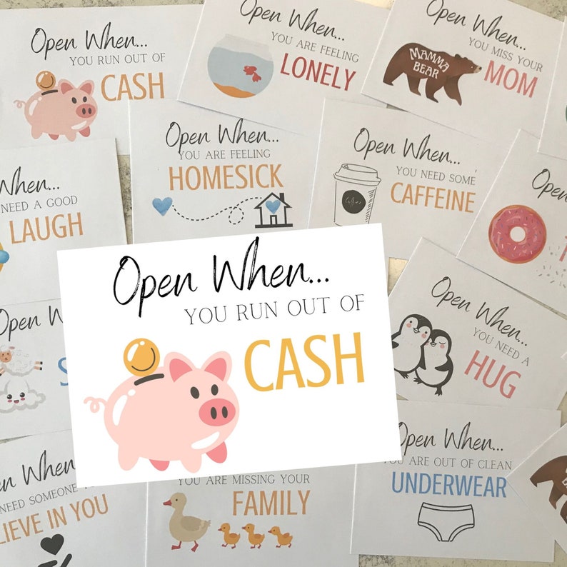 K&ouml;nnte beinhalten: Eine Sammlung wei&szlig;er rechteckiger Karten mit dem Text Open When, gefolgt von verschiedenen Aufforderungen und farbenfrohen Illustrationen, darunter ein rosa Sparschwein, ein Goldfischglas, ein brauner B&auml;r, eine Kaffeetasse, ein Donut, Pinguine und eine Ente.