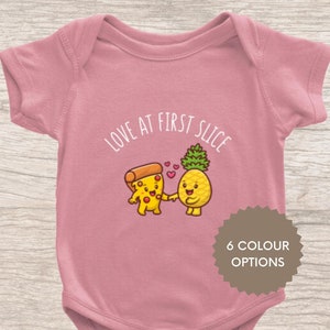 Amor en la primera rebanada bebé Onsie / Regalo de recién nacido para amante de la pizza / Traje de bebé del Día de San Valentín / Regalo de baby shower para mamá foodie