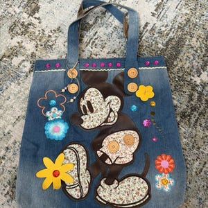 Bolso de mano vintage de mezclilla con bordado de Mickey Mouse de Disney World Parks, 17 x 17 EUC HTF imagen 1