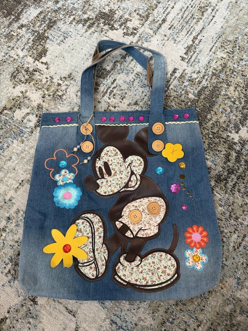 Bolso de mano vintage de mezclilla con bordado de Mickey Mouse de Disney World Parks, 17 x 17 EUC HTF imagen 1