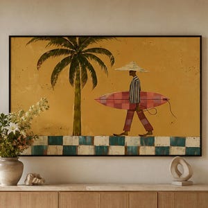 Puede incluir: Una pieza de arte mural rectangular que presenta una ilustración estilizada de una persona con sombrero de ala ancha y ropa a rayas, cargando una tabla de surf a cuadros rosas frente a una palmera sobre un fondo amarillo mostaza.