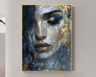 Op de afbeelding: Abstracte schilderij van een vrouwen gezicht in blauwe en gouden tinten. De ogen van de vrouw zijn gesloten en haar lippen zijn geschilderd in een zachte gouden kleur.