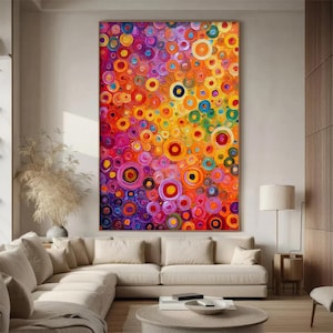 Peut inclure: Une grande peinture abstraite vibrante avec une multitude de cercles colorés. L'œuvre présente une composition dynamique avec une riche palette de rouges, d'oranges, de jaunes, de verts, de bleus et de violets. Les cercles varient en taille et se chevauchent.
