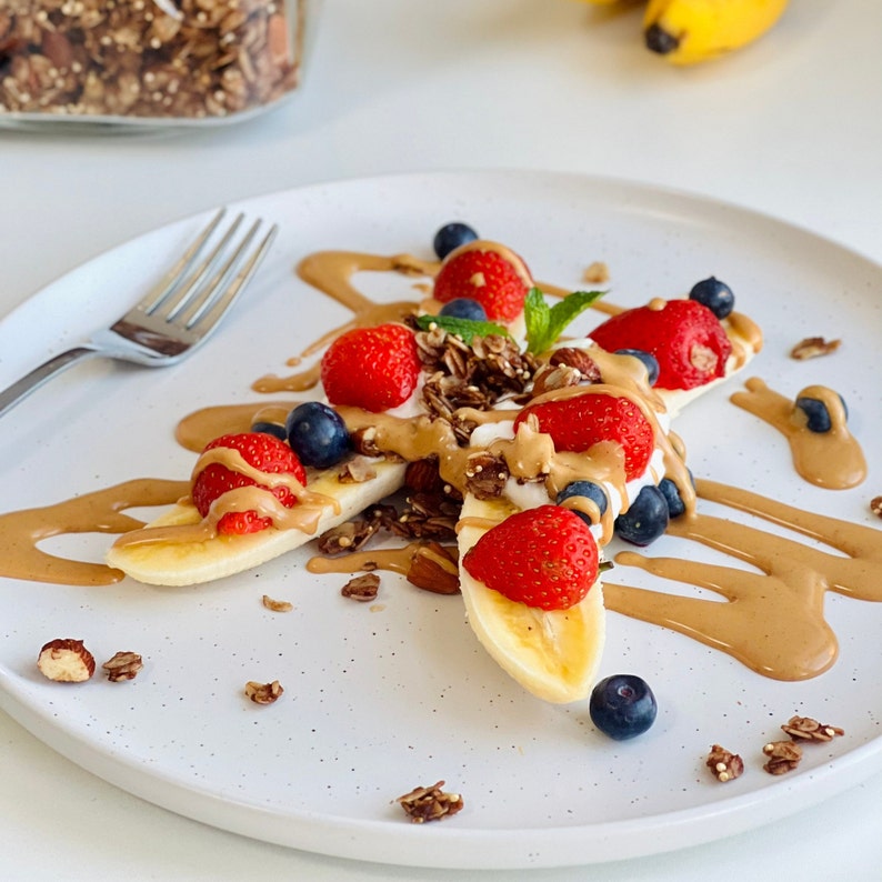 Banana split with crunchy Canela granola - a dessert that's perfect for any occasion.