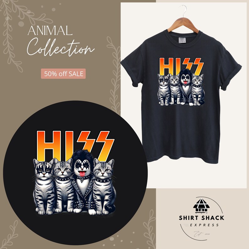 以下が含まれることがあります： KISSのバンドの衣装を着た4匹の猫のグラフィックが描かれた黒いTシャツ。グラフィックには、スタイリッシュなフォントで「HISS」という言葉が含まれています。