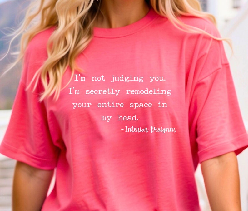 K&ouml;nnte beinhalten: Pinkes T-Shirt mit einem wei&szlig;en Aufdruck, der lautet: "Ich verurteile dich nicht. Ich renoviere heimlich deinen gesamten Raum in meinem Kopf. - Innenarchitekt"