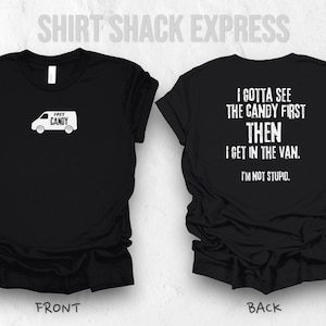以下が含まれることがあります： 前面に「Free Candy」という文字が入った白いバンが描かれた黒いTシャツ。後ろには「I gotta see the candy first then I get in the van. I'm not stupid.」という文字が書かれています。