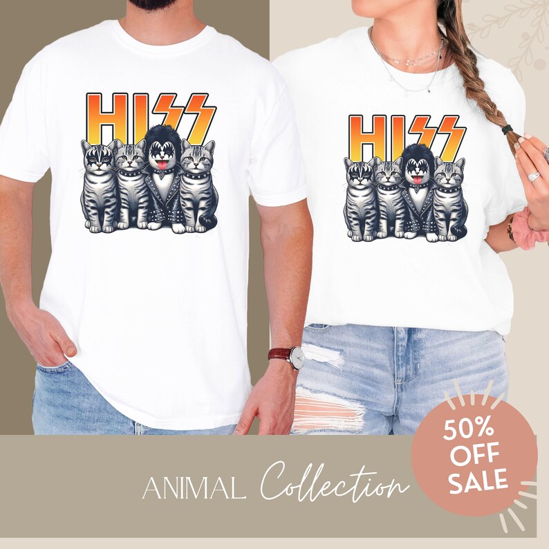 以下が含まれることがあります： KISSのバンドメンバーに扮した4匹の猫のグラフィックがプリントされた白いTシャツ。グラフィックには、スタイリッシュなフォントで「HISS」という言葉が含まれています。このTシャツは「ANIMALコレクション」の一部であり、50％オフで販売されています。